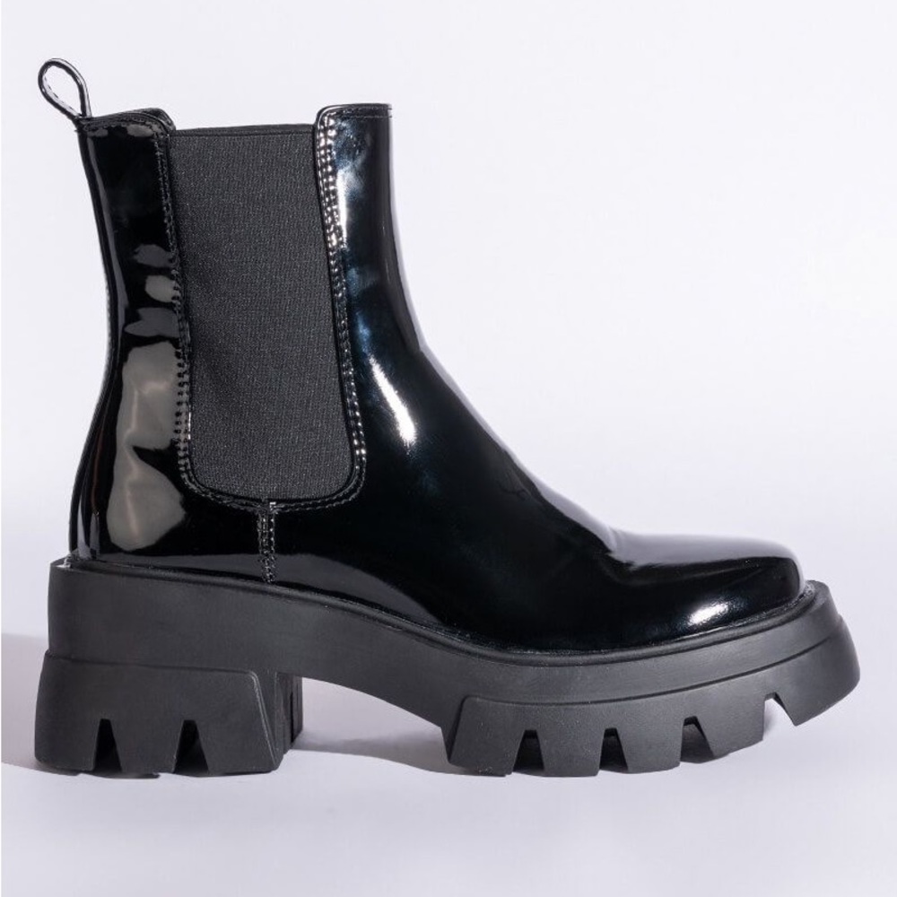 AZALEA WANG GLOSSY PARTY FLATFORM CHELSEA BOOTIE IN BLACK PATENT